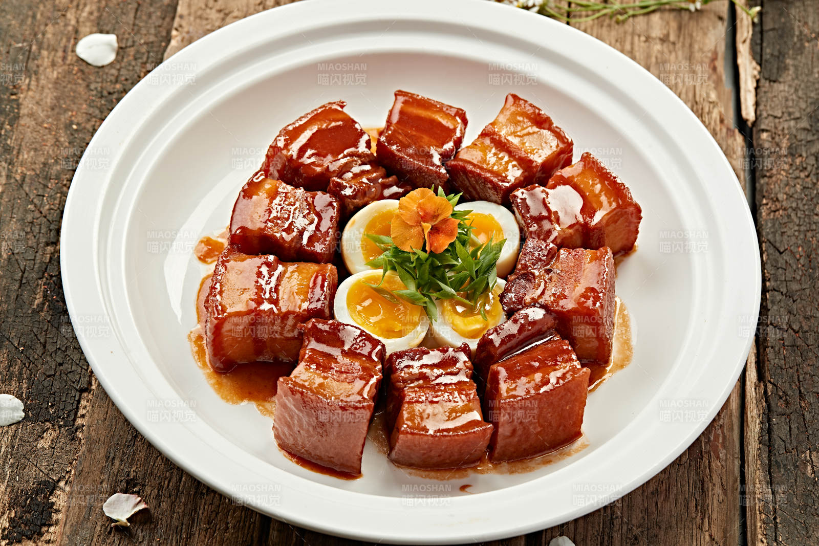 红烧肉配卤蛋图片