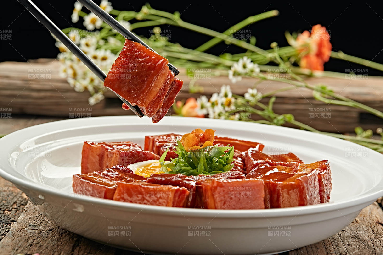 红烧肉配花饰图片