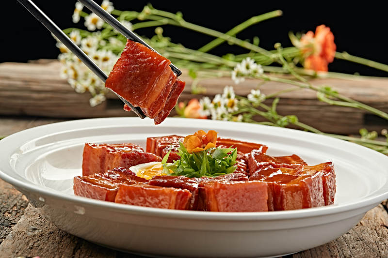 红烧肉配花饰图片