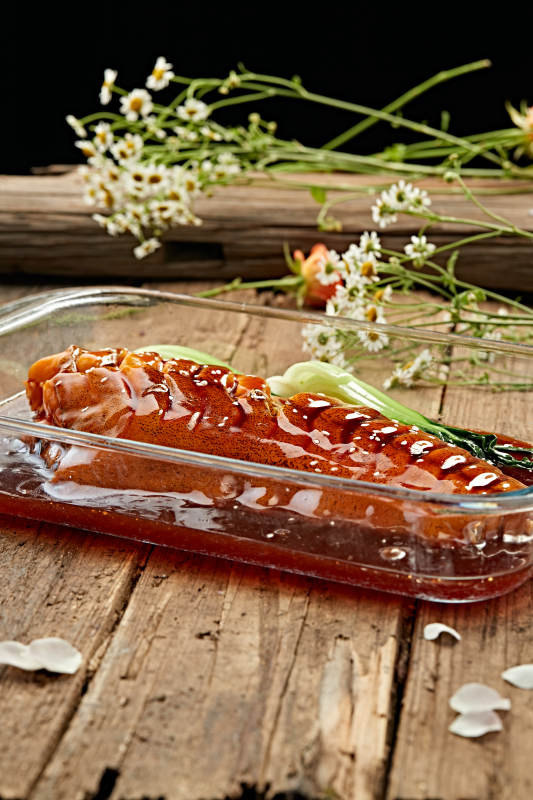 蜜汁烤鱼配香草图片