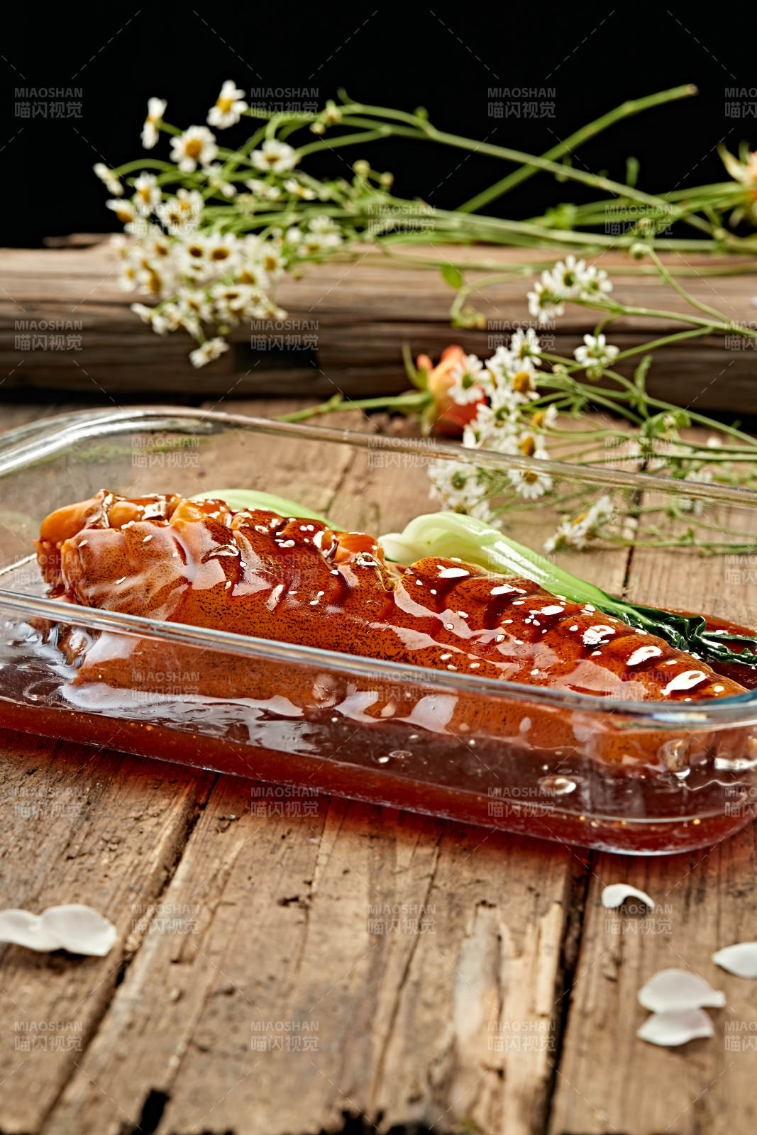 蜜汁烤鱼配香草图片