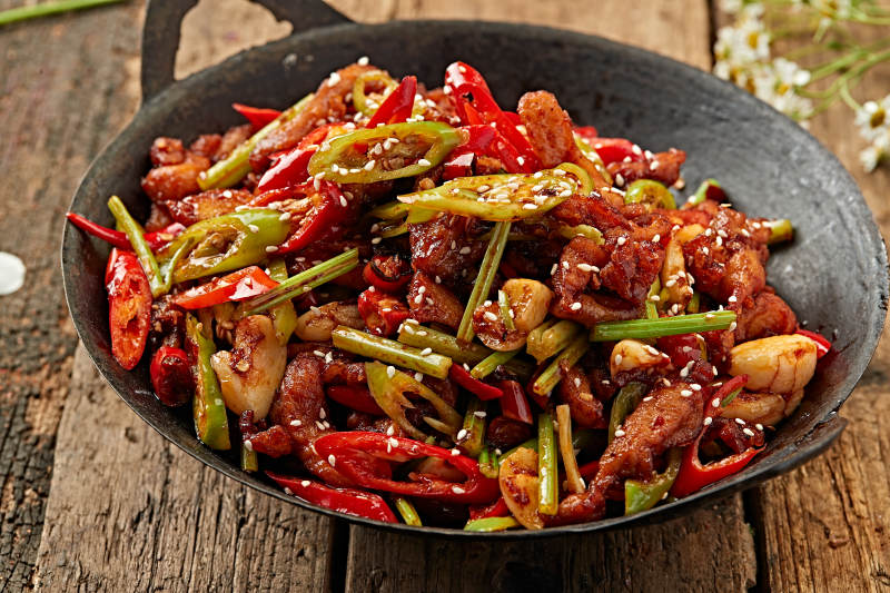 锅仔蒜香辣炒油鸡块图片