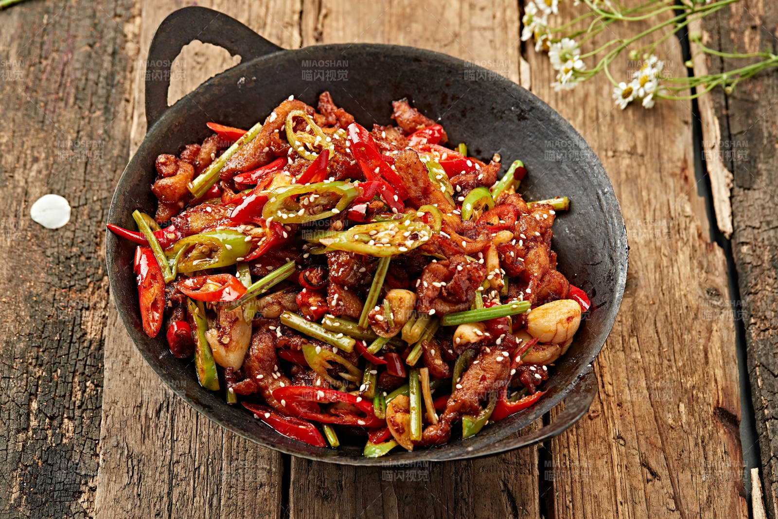 锅仔蒜香辣炒油鸡块图片