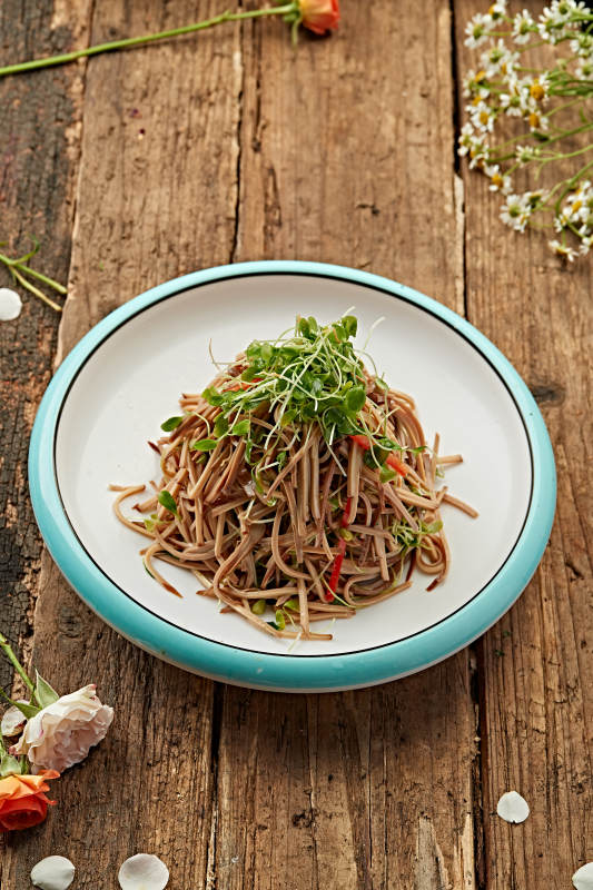 椿苗拌熏豆腐干丝图片