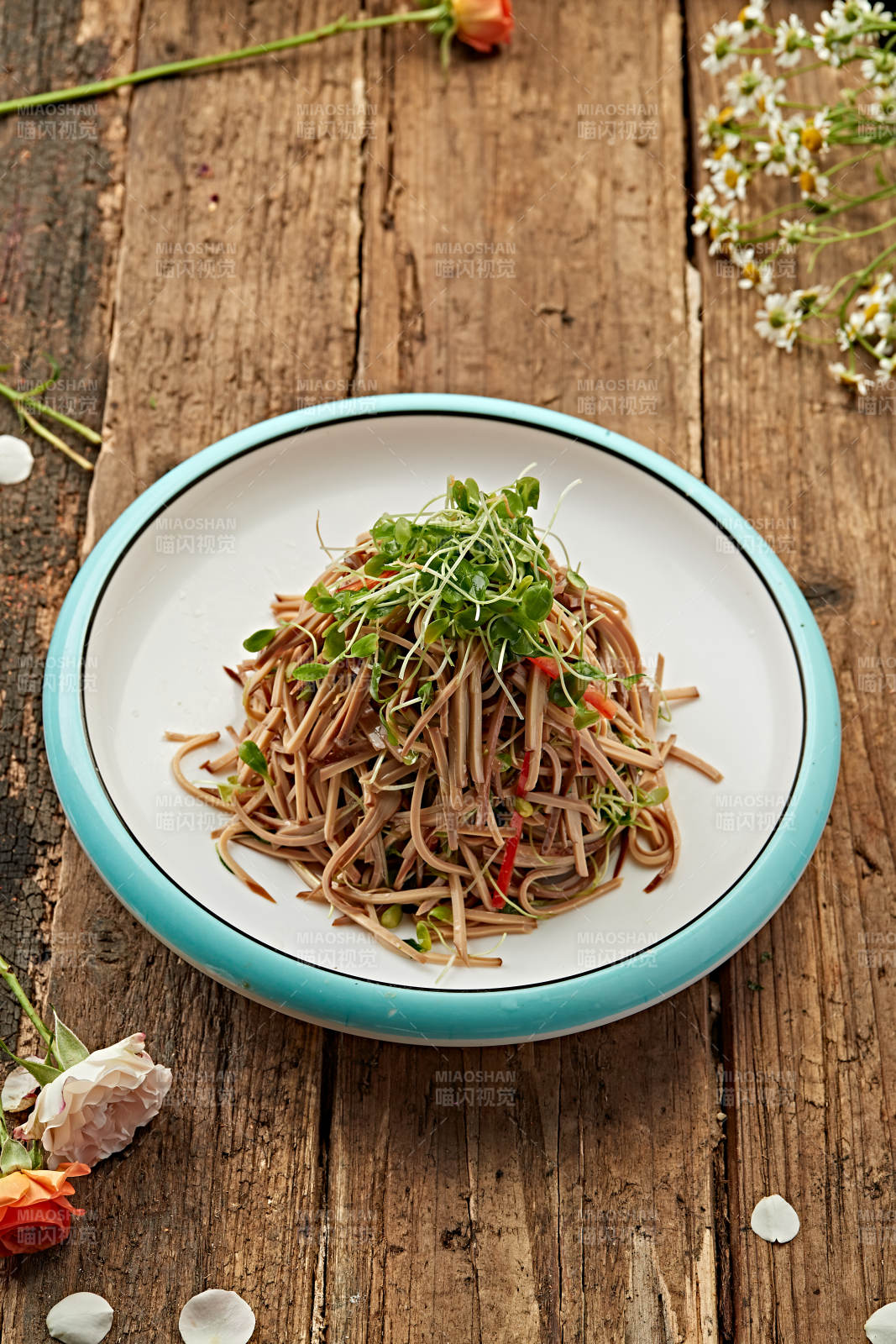 椿苗拌熏豆腐干丝图片