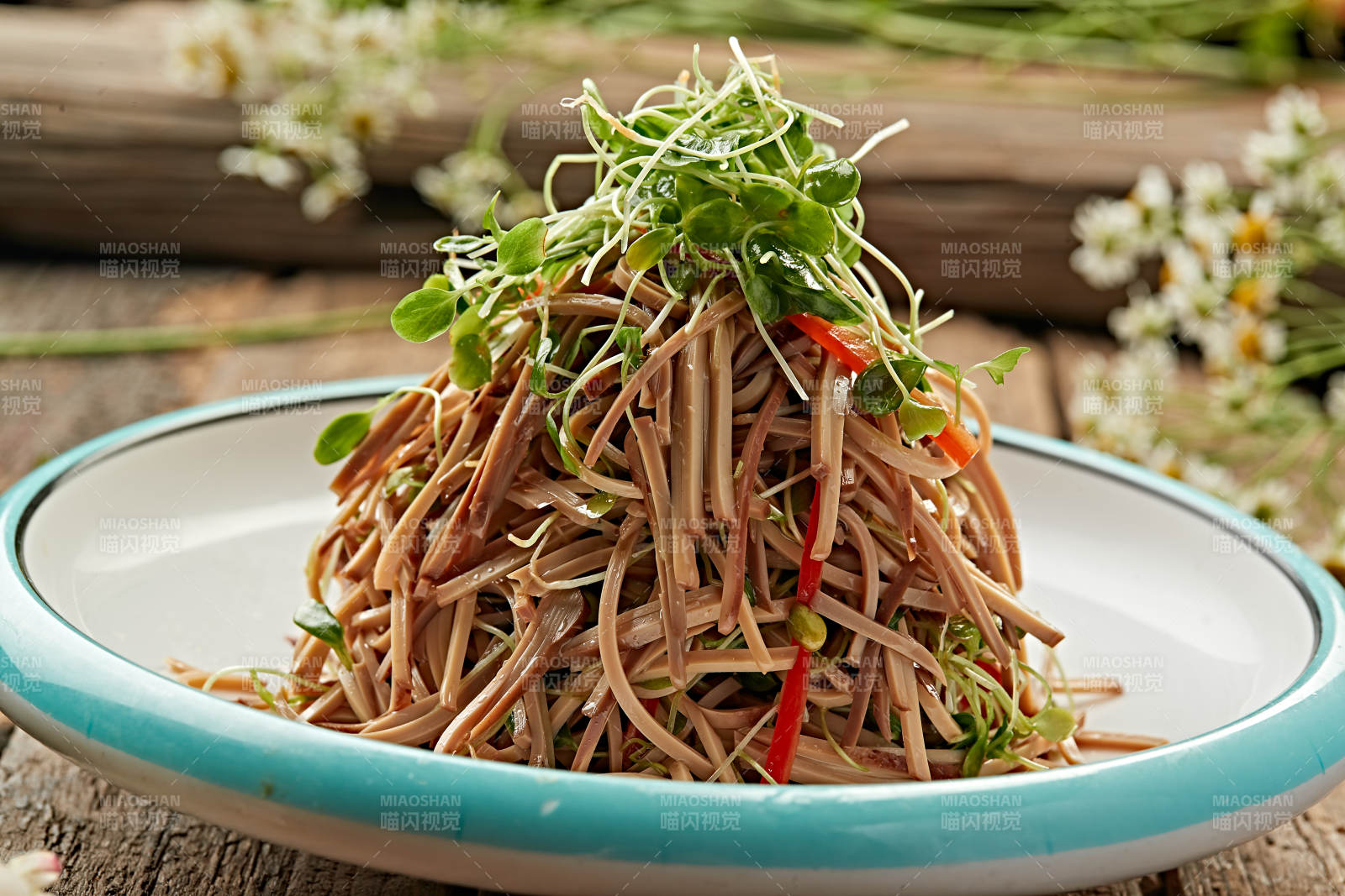 椿苗拌熏豆腐干丝图片