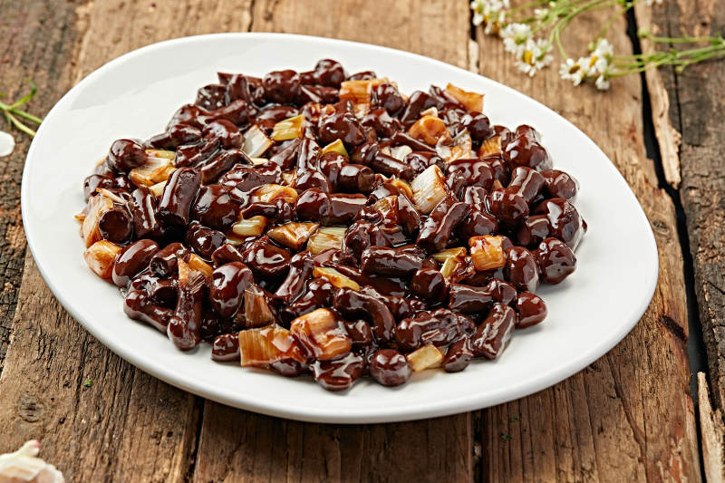 葱烧肉山菇图片