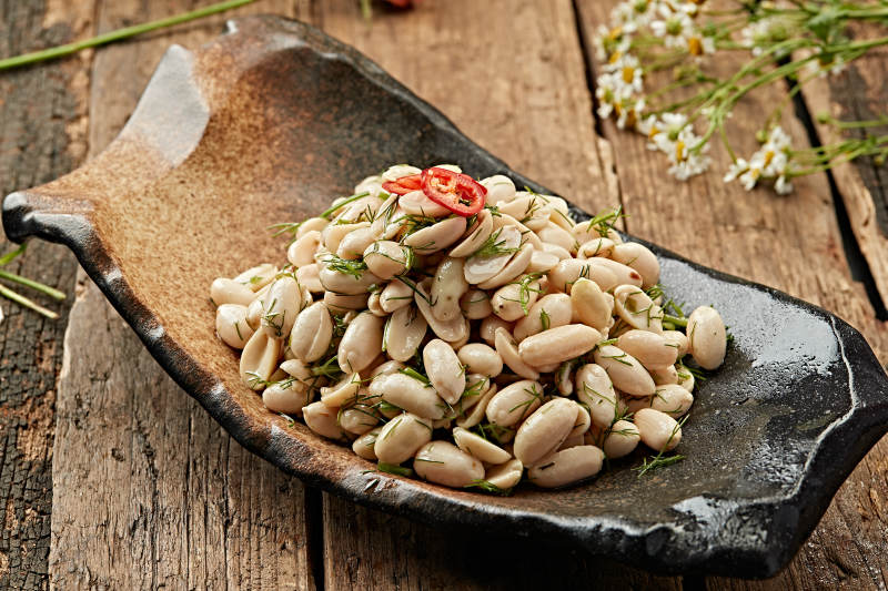 白豆沙拉配香草图片