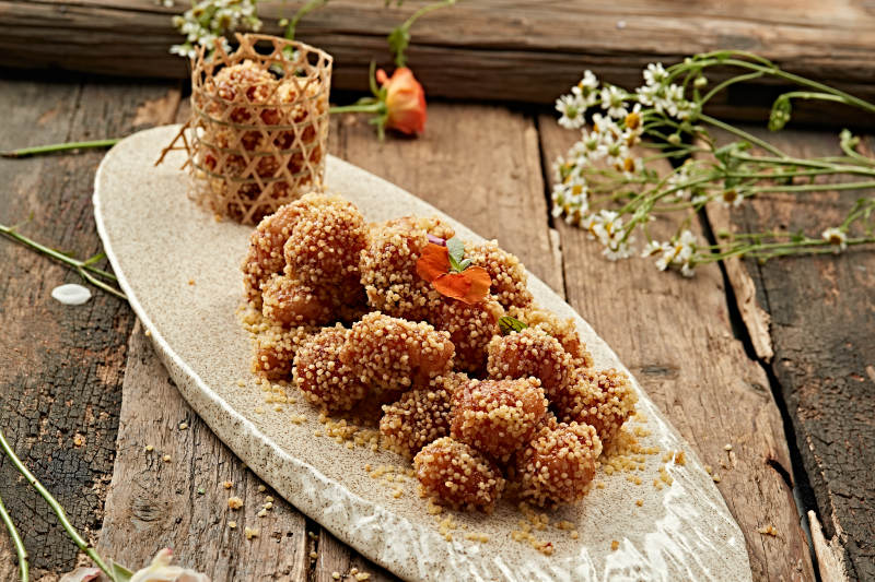 香酥鸡块配花饰图片