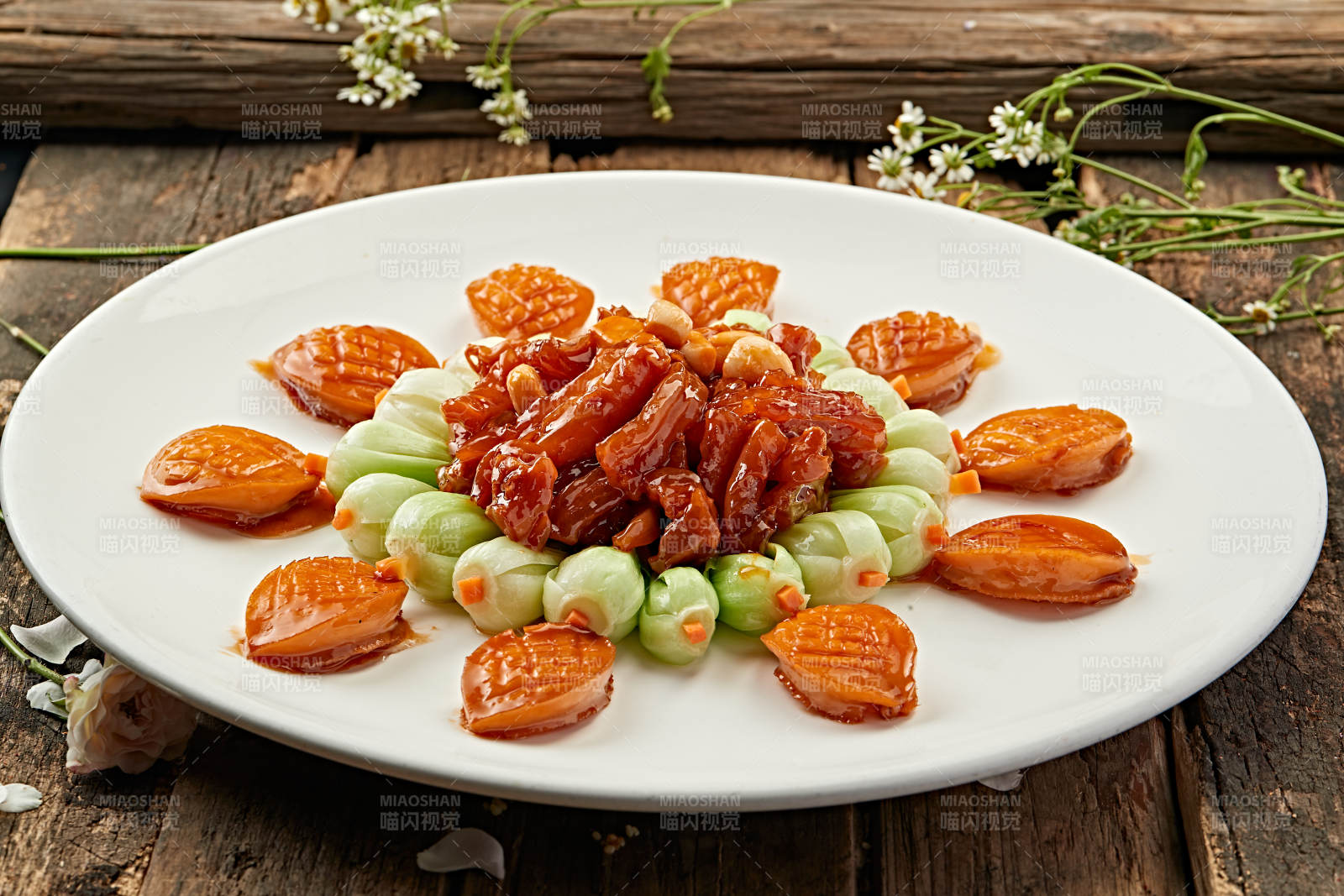 红烧肉配贝类拼盘图片
