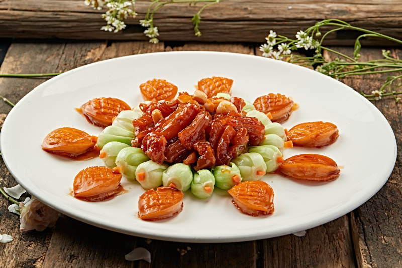 红烧肉配贝类拼盘图片