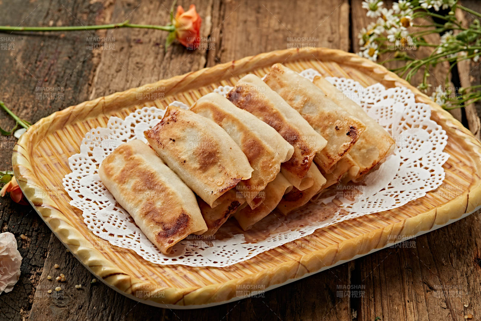 金黄煎饺摆盘图片