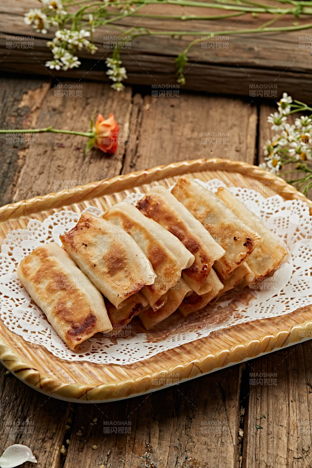 金黄煎饺摆盘图片