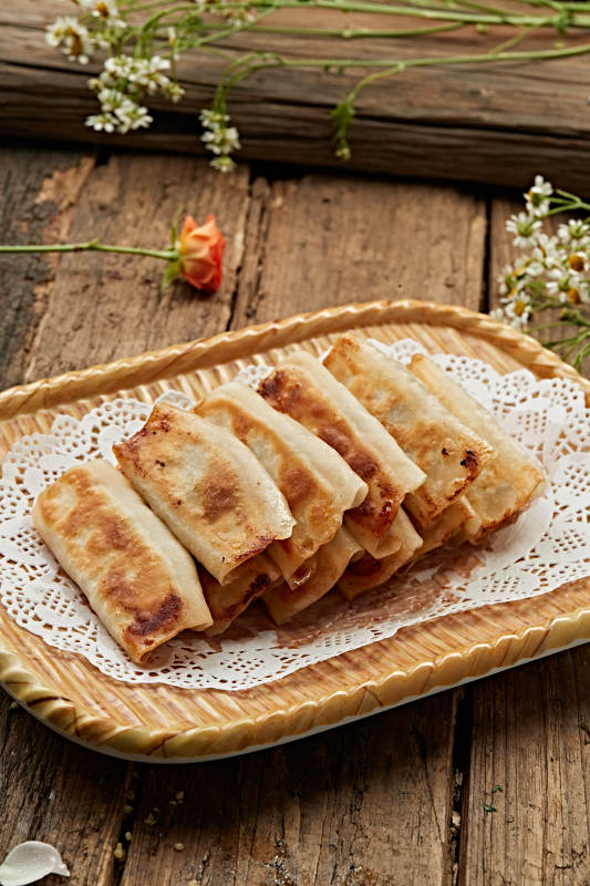 金黄煎饺摆盘图片