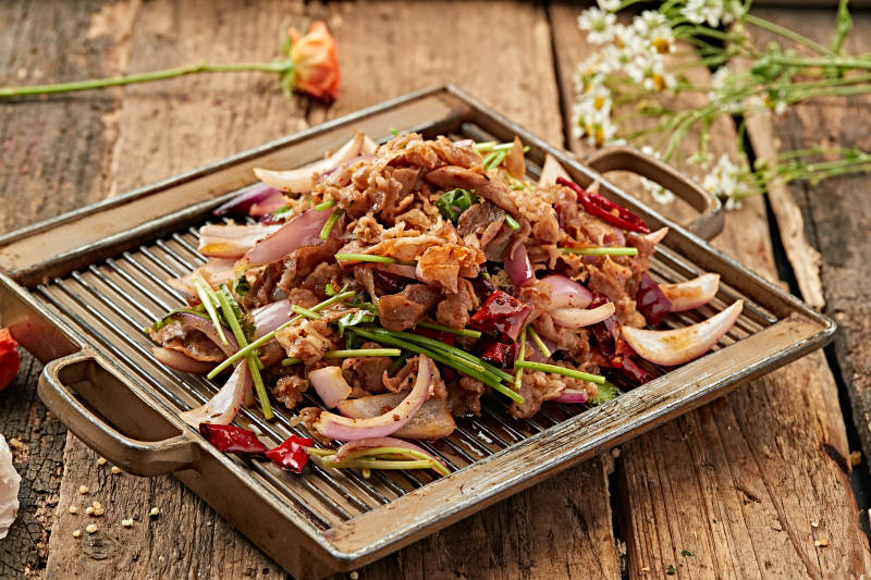 烤鱿鱼串配洋葱图片