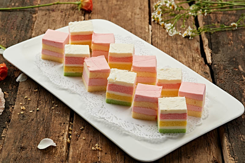 彩虹慕斯蛋糕图片