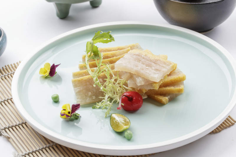 精致鱼糕配蔬菜图片