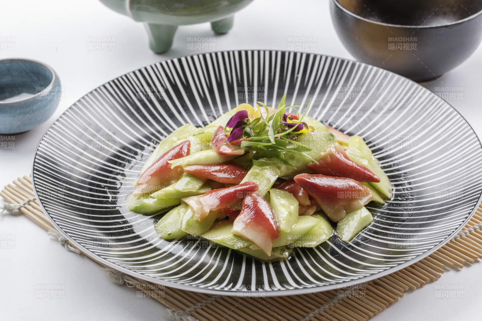 精致生鱼片沙拉图片