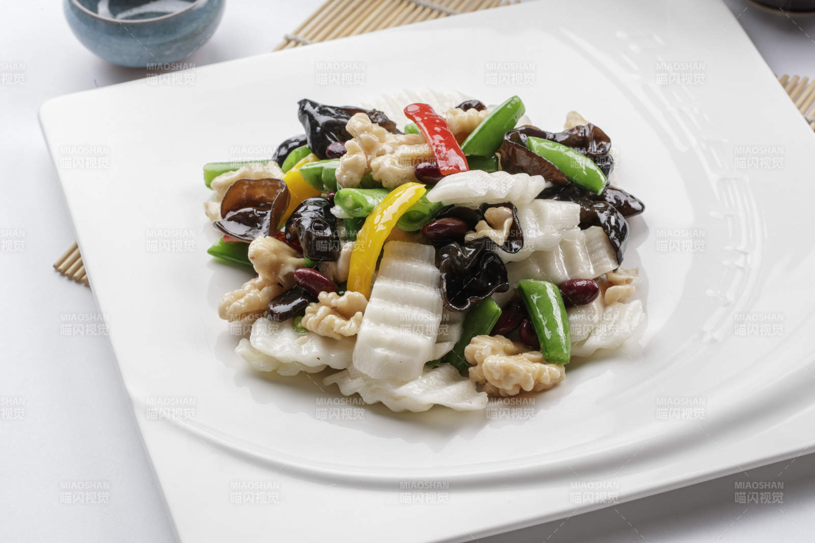 彩蔬炒鱿鱼图片