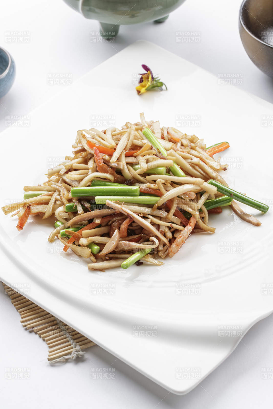 炒面配蔬菜图片