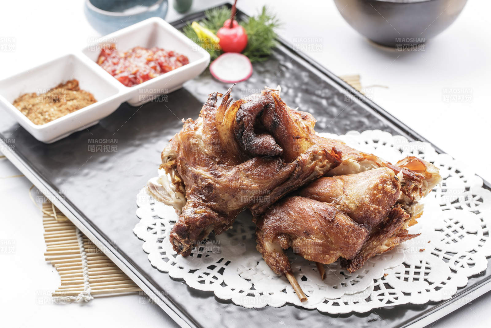 烤乳鸽配小菜图片