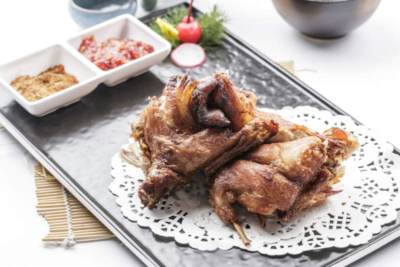 烤乳鸽配小菜图片