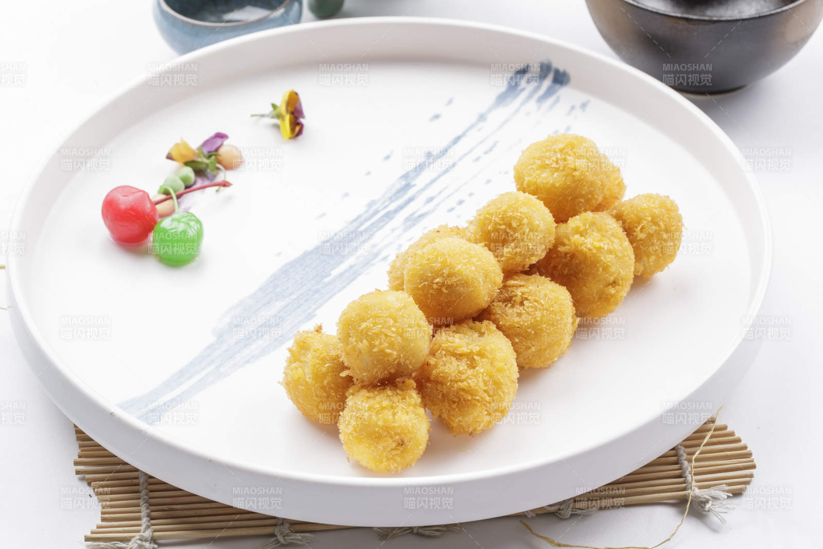 金黄炸丸子拼盘图片