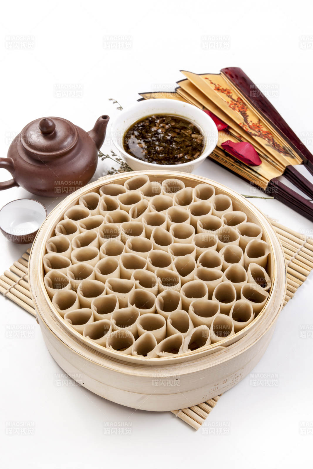 竹蒸笼与茶具静物图片