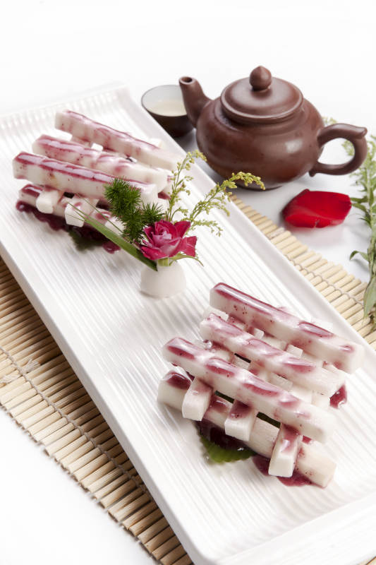 精致甜点摆盘图片