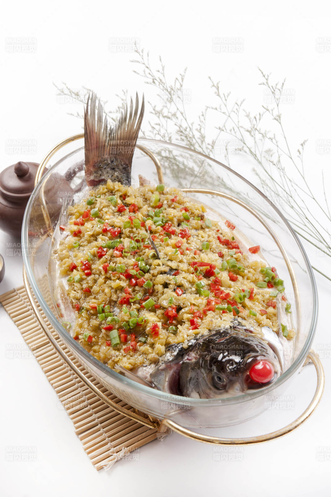 蒜蓉蒸鱼 鲜美可口图片