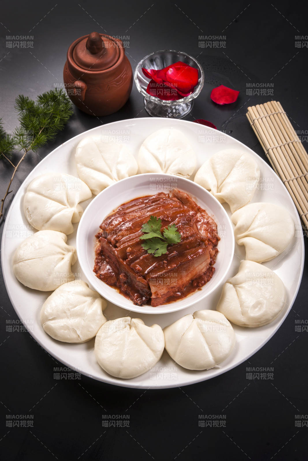 红烧肉配小笼包图片