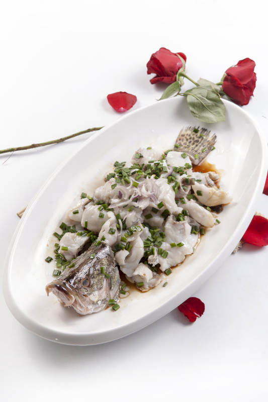 清蒸鱼配葱花图片