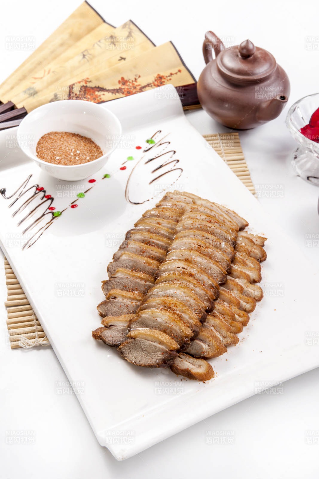 烤鸭切片摆盘图片