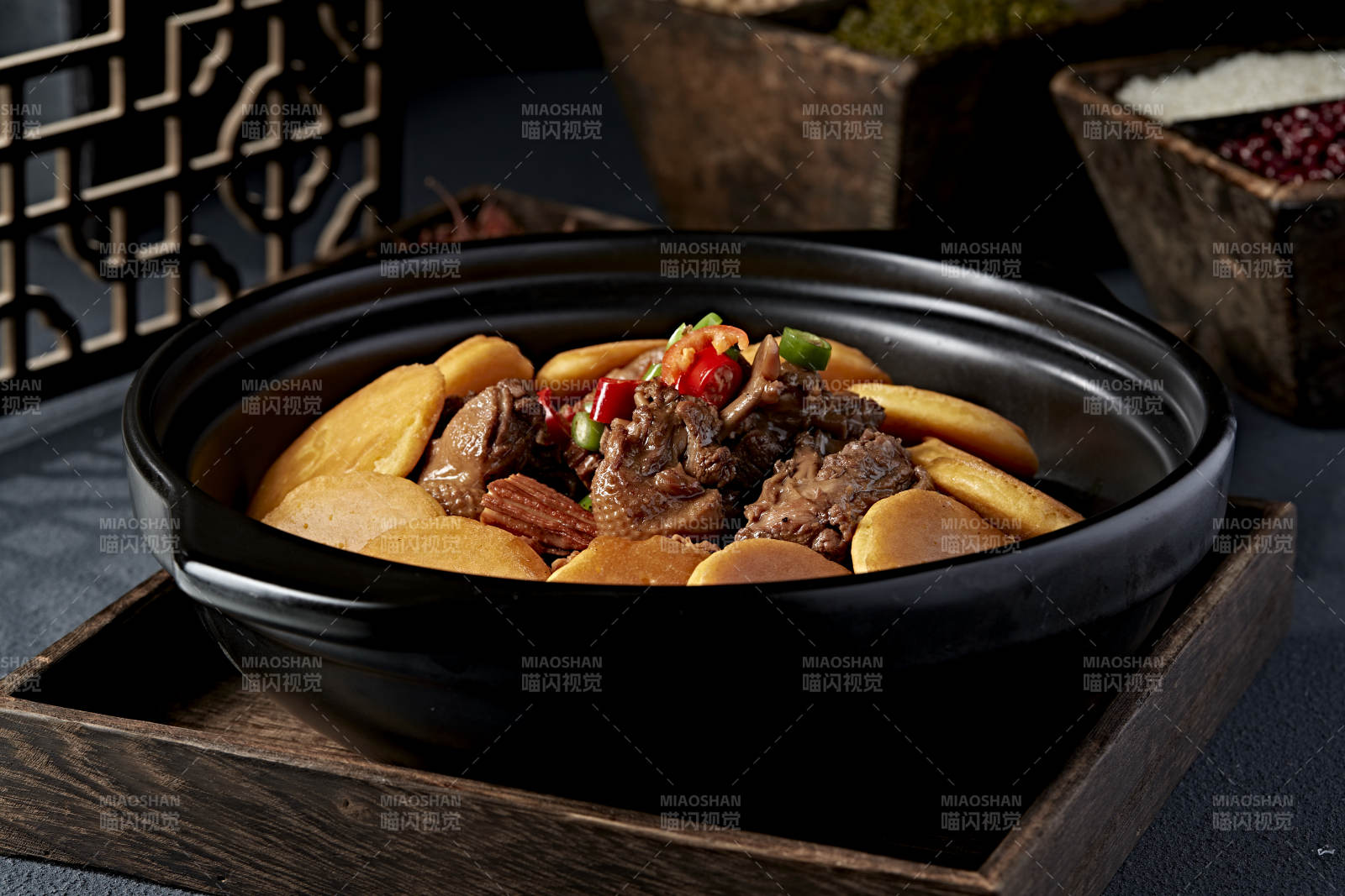 香辣炖肉配土豆图片