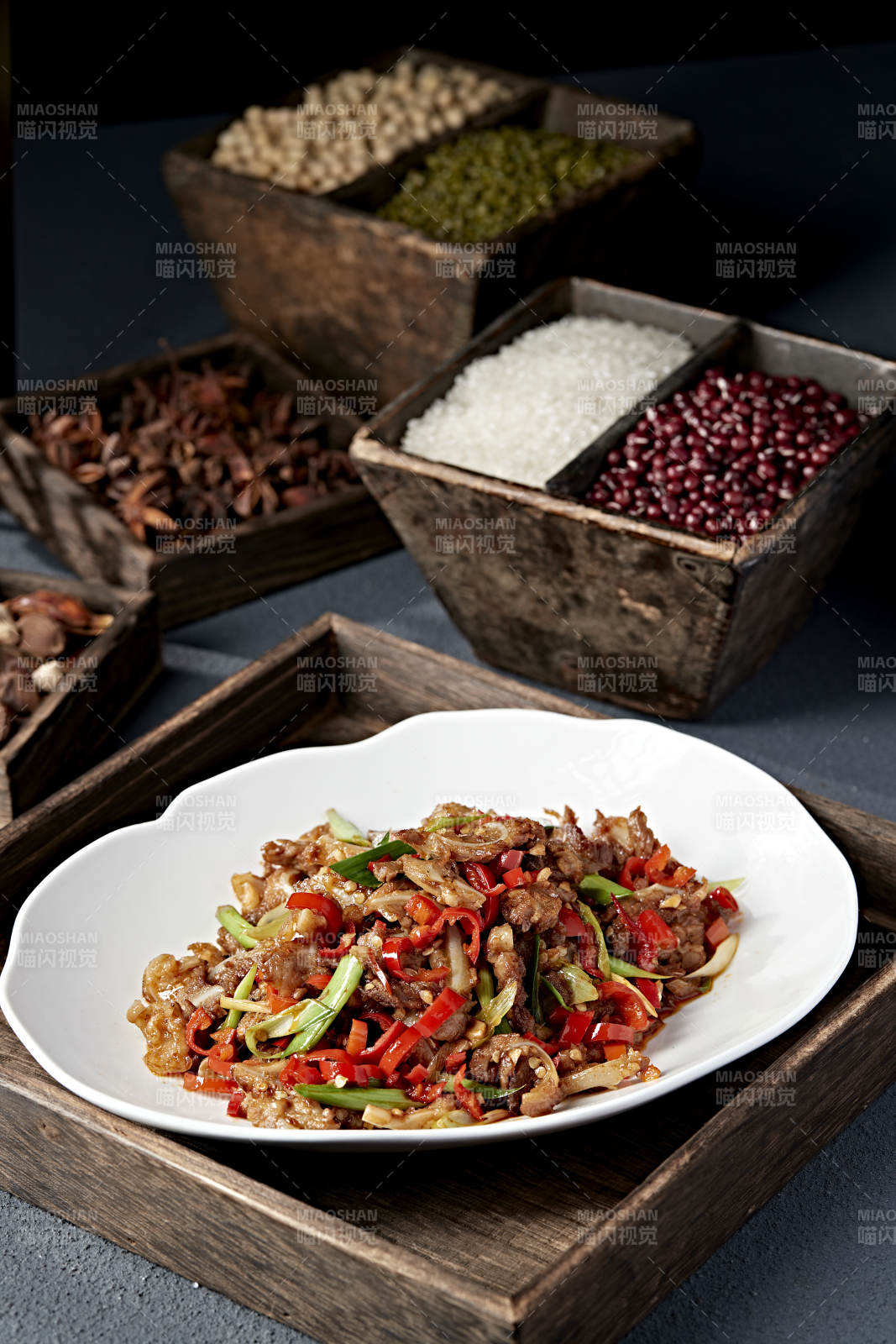 香辣炒肉配五谷图片
