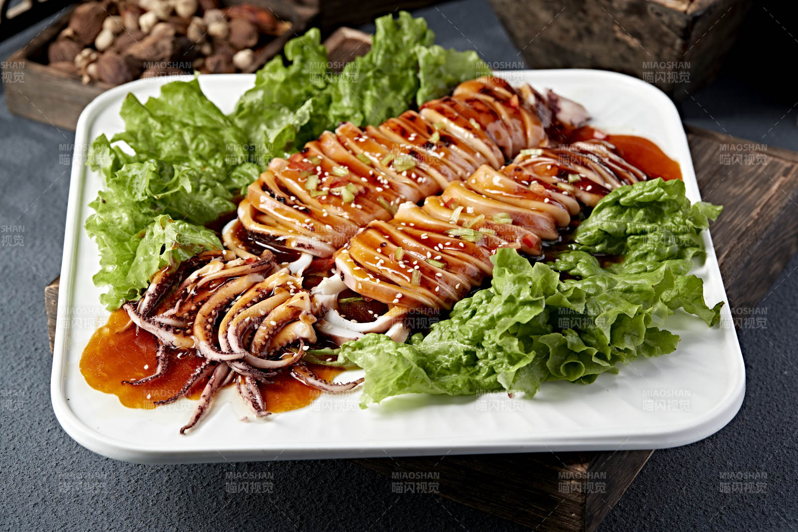 烤鱿鱼配生菜图片