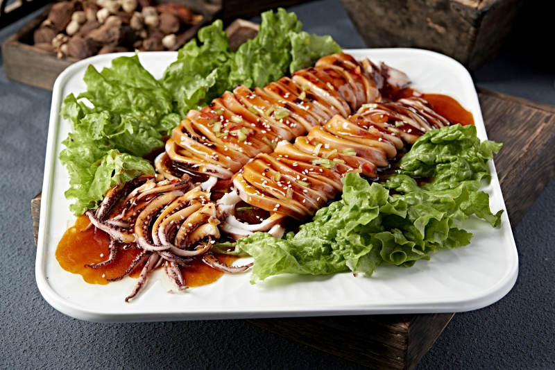 烤鱿鱼配生菜图片