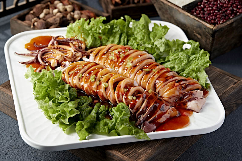 烤鱿鱼配生菜图片