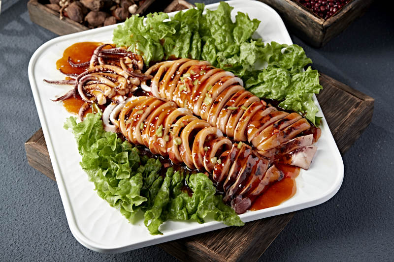 烤鱿鱼配生菜图片