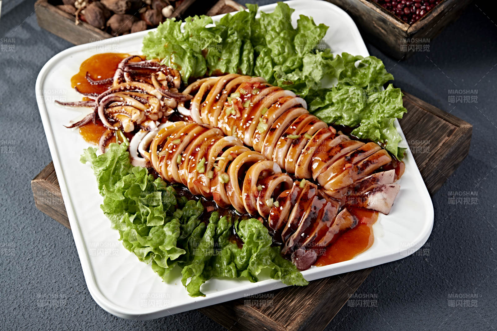 烤鱿鱼配生菜图片