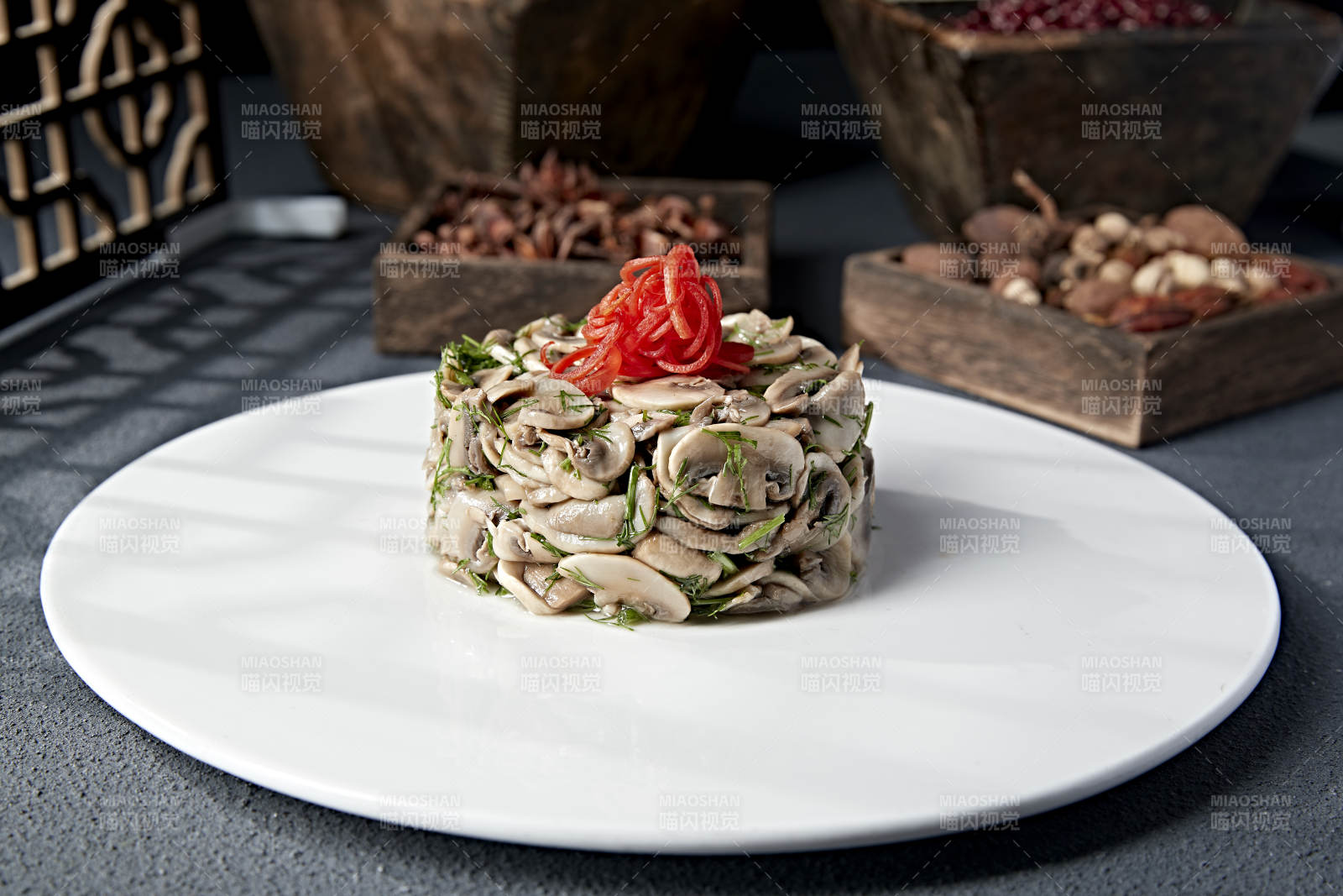 菌菇塔配红椒图片