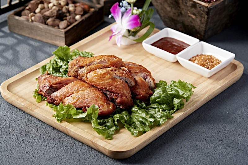 香烤鸡翅配酱料图片
