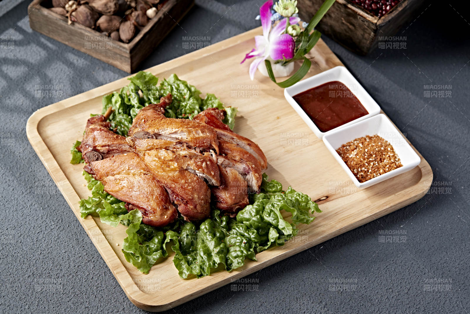 香烤鸡翅配酱料图片