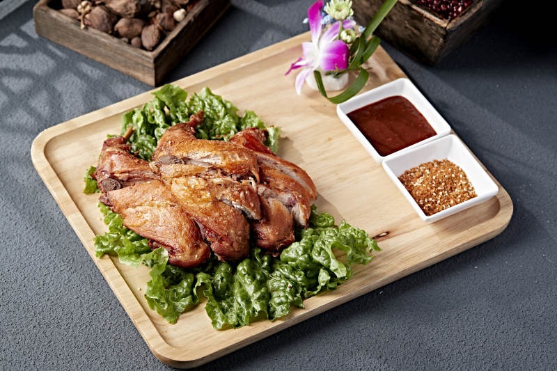 香烤鸡翅配酱料图片