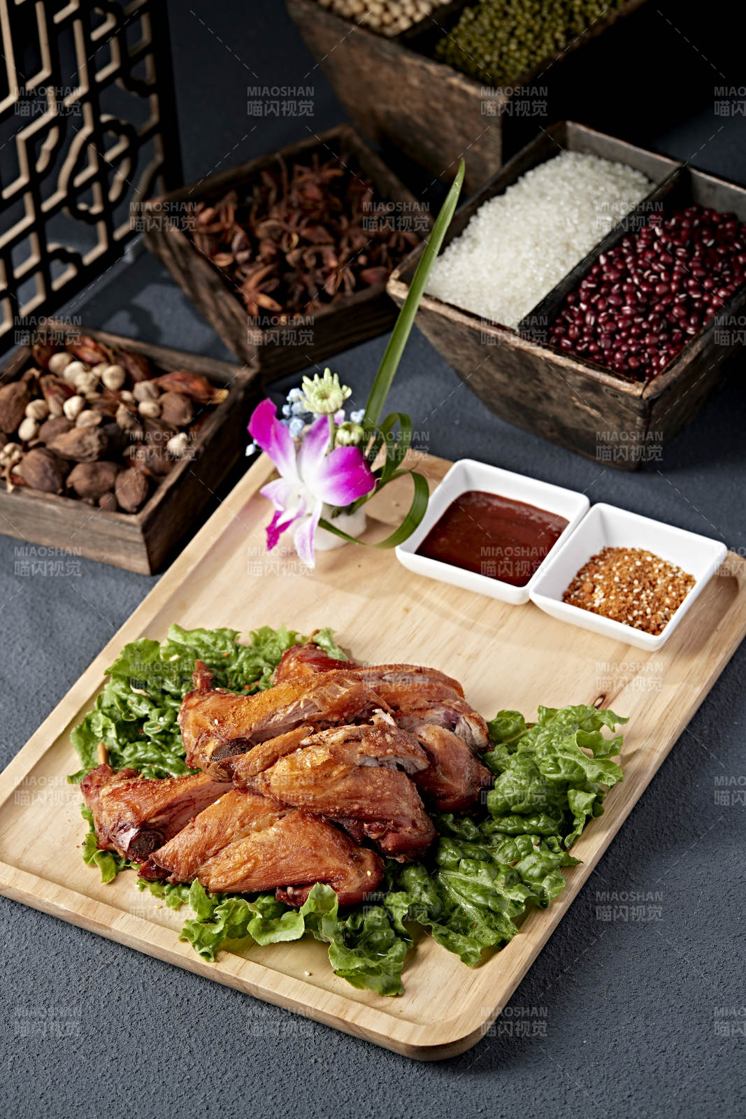 香辣鸡翅配秘制酱料图片