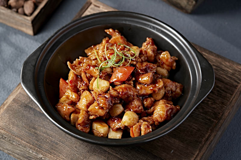 香辣鸡块煲图片