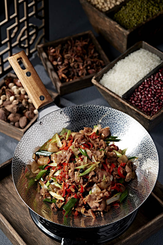 铁锅炒肉配彩椒图片