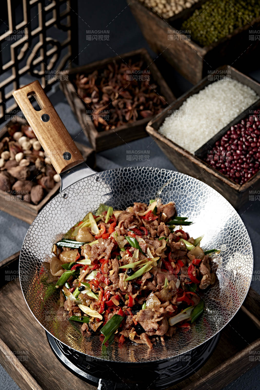 铁锅炒肉配彩椒图片
