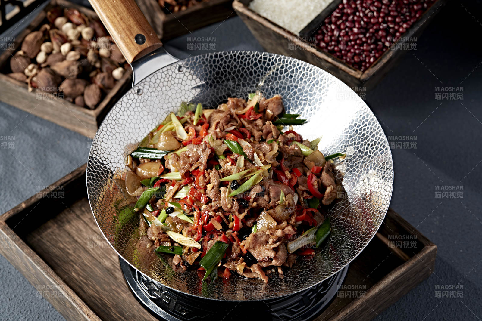 铁锅炒肉配彩蔬图片