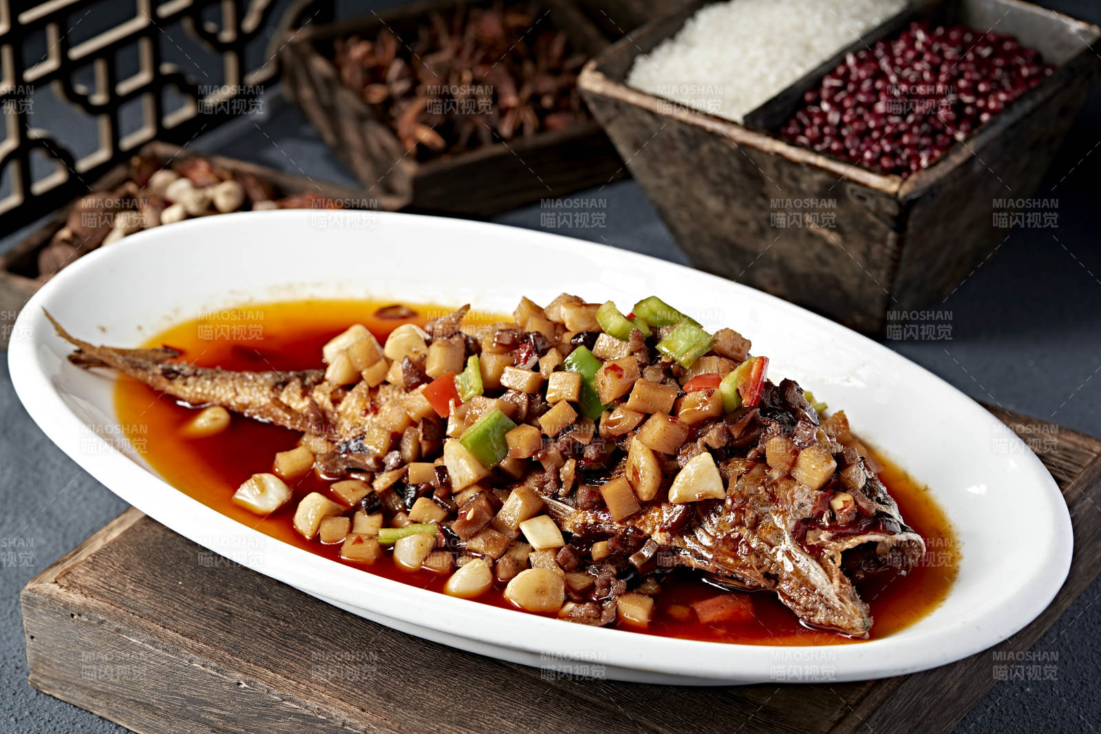 红烧鱼配坚果图片